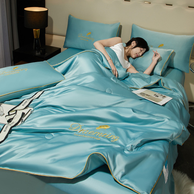 Couette rafraîchissante d'été brodée