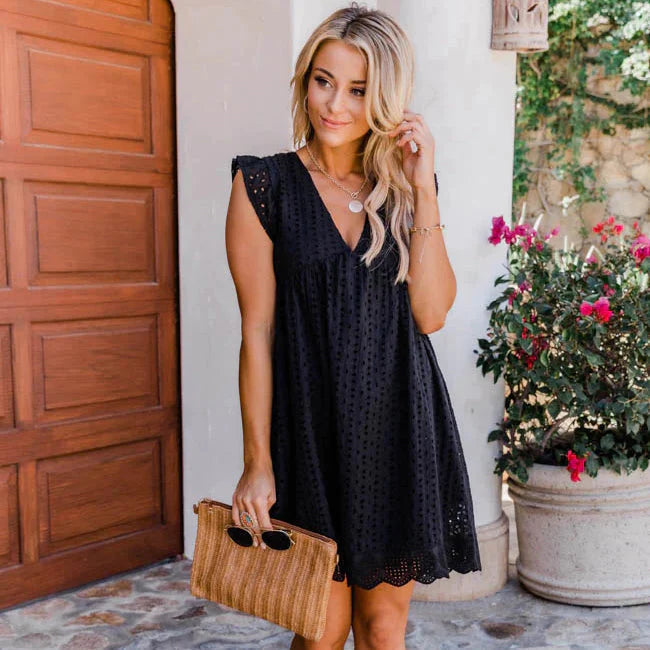 Robe en dentelle à manches courtes et col en V